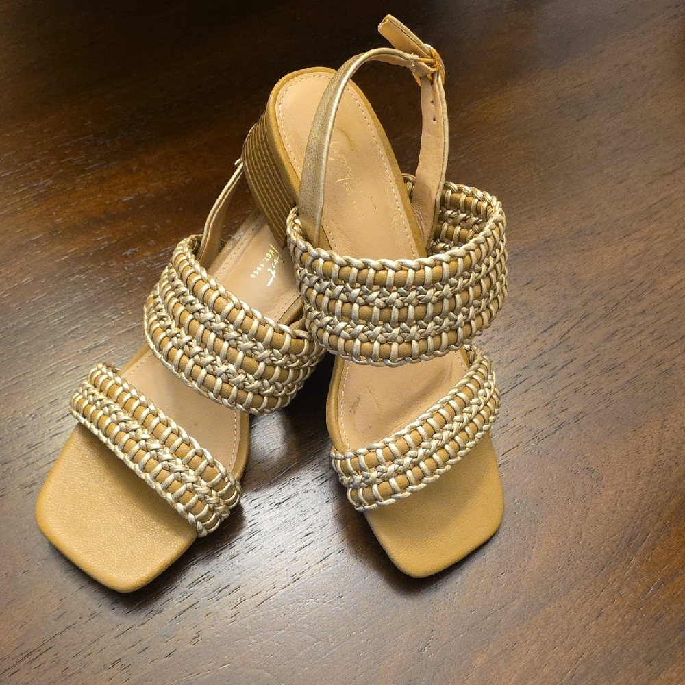 Chic Tan Woven Strap Sandals 6.5